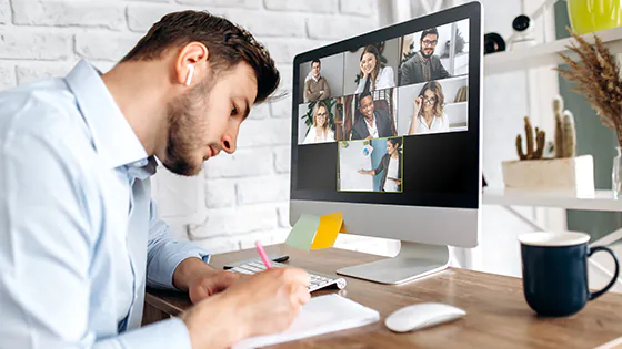 Mann arbeitet im Homeoffice